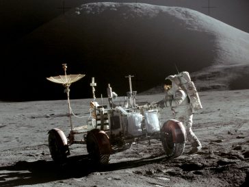 Jim Irwin cu vehiculul lunar Roving pe prima suprafață lunară EVA a lui Apollo 15