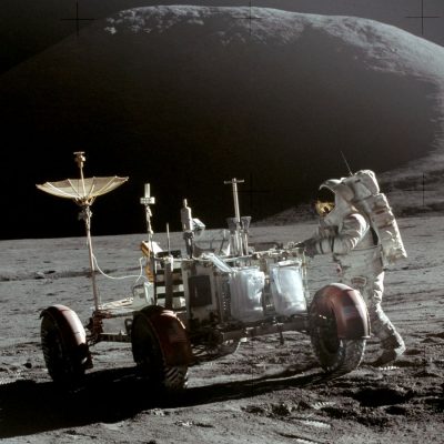 Jim Irwin cu vehiculul lunar Roving pe prima suprafață lunară EVA a lui Apollo 15