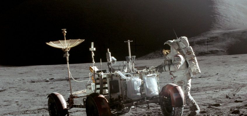 Jim Irwin cu vehiculul lunar Roving pe prima suprafață lunară EVA a lui Apollo 15