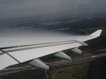 Formarea condensului în zona de presiune joasă deasupra aripii unei aeronave