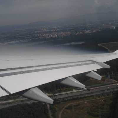 Formarea condensului în zona de presiune joasă deasupra aripii unei aeronave