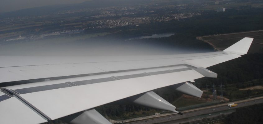 Formarea condensului în zona de presiune joasă deasupra aripii unei aeronave
