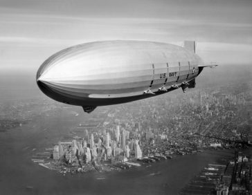 USS Macon deasupra lui Lower Manhattan, 1933