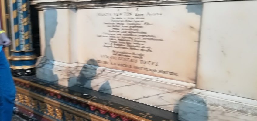 Mormântul lui Isaac Newton la Westminster Abbey