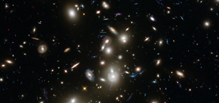 Clusterul galaxiilor Abell 2744 - vizualizarea Hubble Frontier Fields