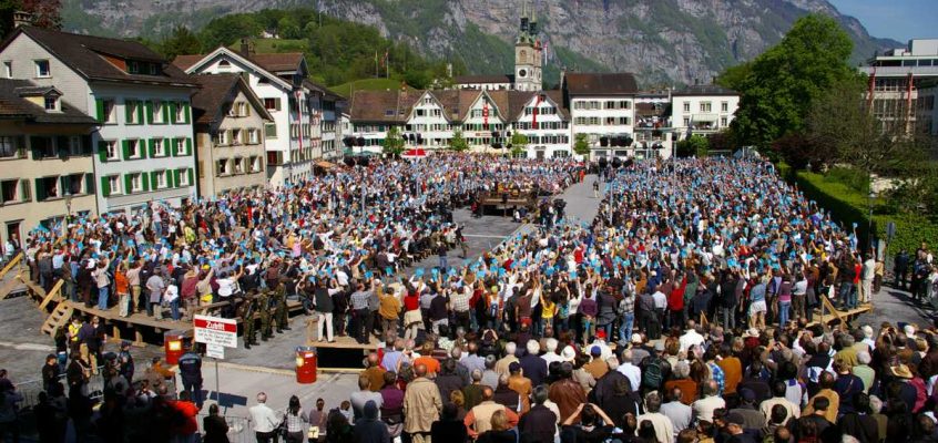 Un Landsgemeinde (în 2009) din cantonul Glarus