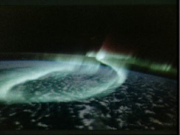 Imagine a aurorei australe luată din Space Shuttle