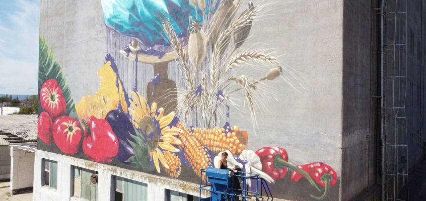 Pictură murală la Șimian împotriva poluării cu plastic