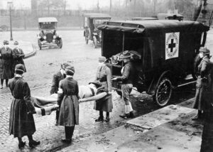 Membrii Crucii Roșii Americane poartă un corp în timpul pandemiei "gripă spaniolă" din 1918-2020