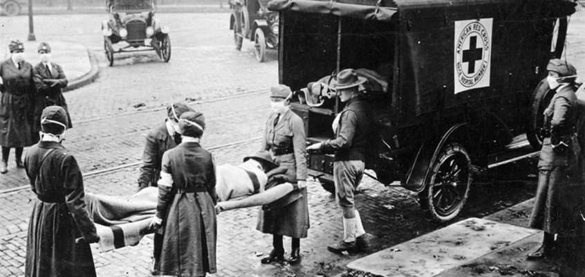 Membrii Crucii Roșii Americane poartă un corp în timpul pandemiei "gripă spaniolă" din 1918-2020