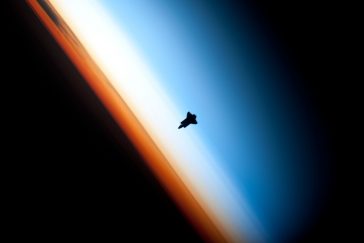Space Shuttle Endeavour orbitează în termosferă