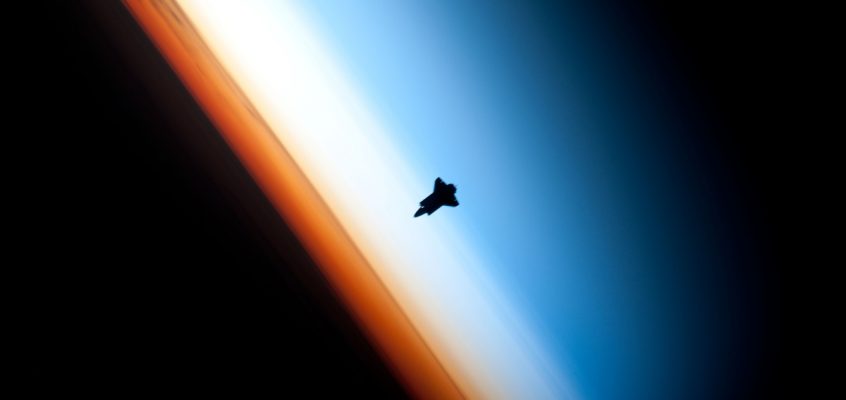 Space Shuttle Endeavour orbitează în termosferă