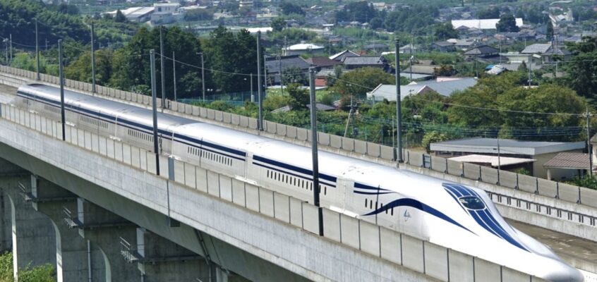 Tren L0 maglev (levitație magnetică)