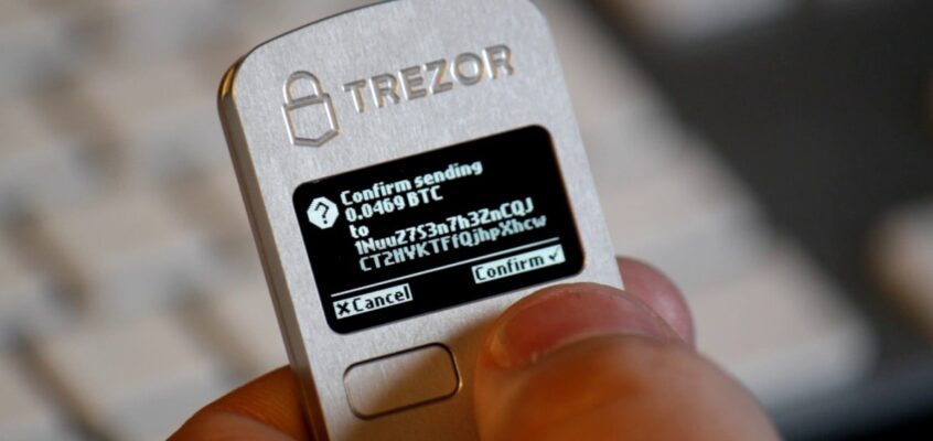 Portofel hardware Trezor.