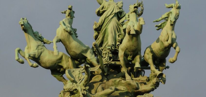 Immortality anticipating Time, allegorical sculpture by Georges Récipon in 1900, from the roofs of the Grand Palais in Paris.