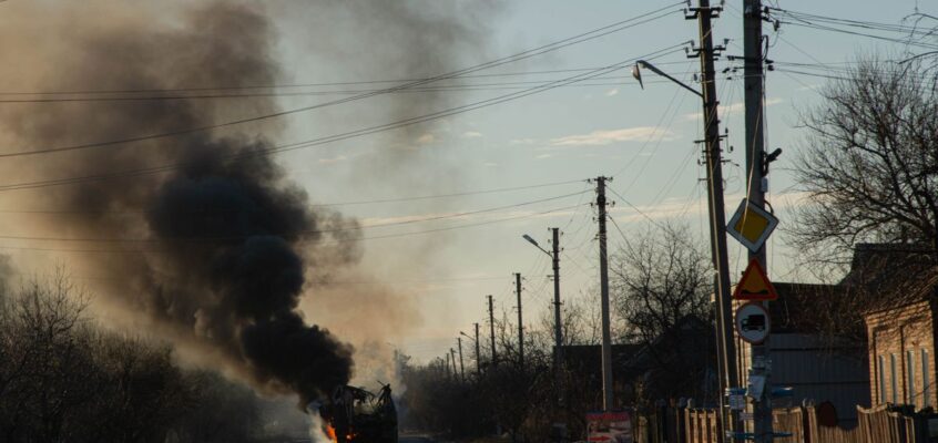 Un autobuz arde ăn invazia Rusiei în Ucraina