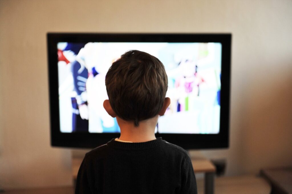 Copil privind la TV