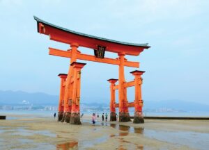 Poarta torii de la Altarul Itsukushima de pe insula Itsukushima la reflux