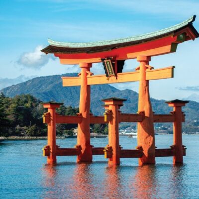 Poarta torii de la Altarul Itsukushima de pe insula Itsukushima