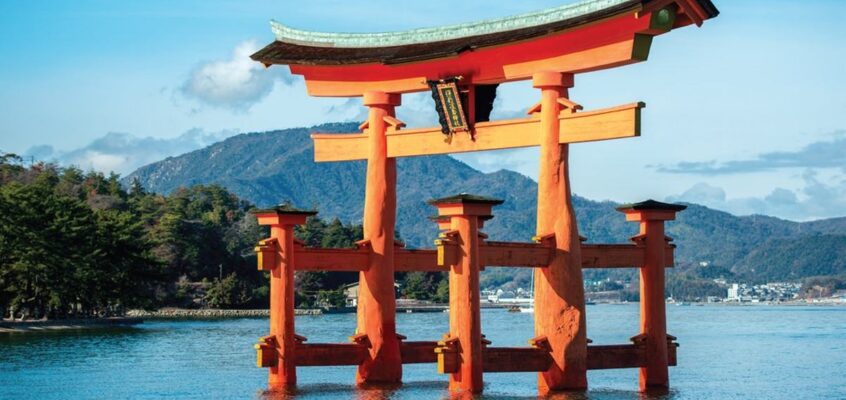 Poarta torii de la Altarul Itsukushima de pe insula Itsukushima