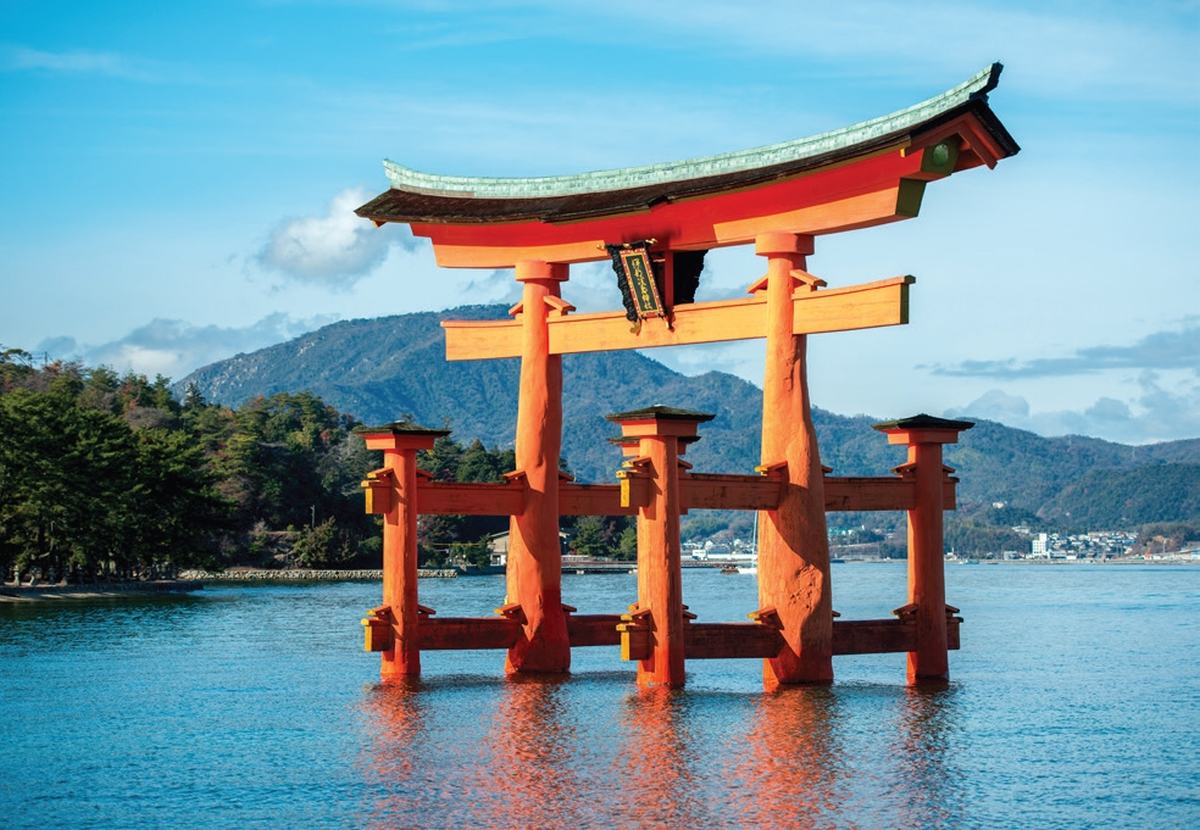 Poarta torii de la Altarul Itsukushima de pe insula Itsukushima