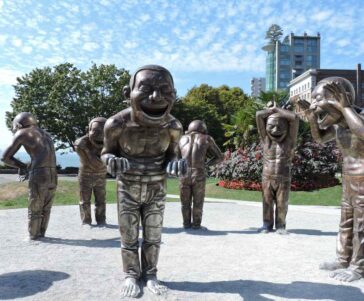 Sculptura Râsete uimitoare (2009) de artistul chinez Yue Minjun,