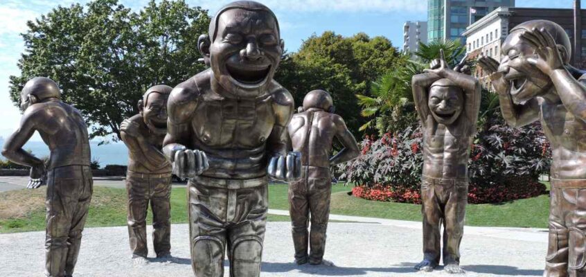 Sculptura Râsete uimitoare (2009) de artistul chinez Yue Minjun,
