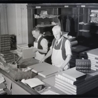 Conservatori de carte la Biblioteca de Stat din New South Wales, 1943