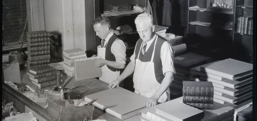 Conservatori de carte la Biblioteca de Stat din New South Wales, 1943