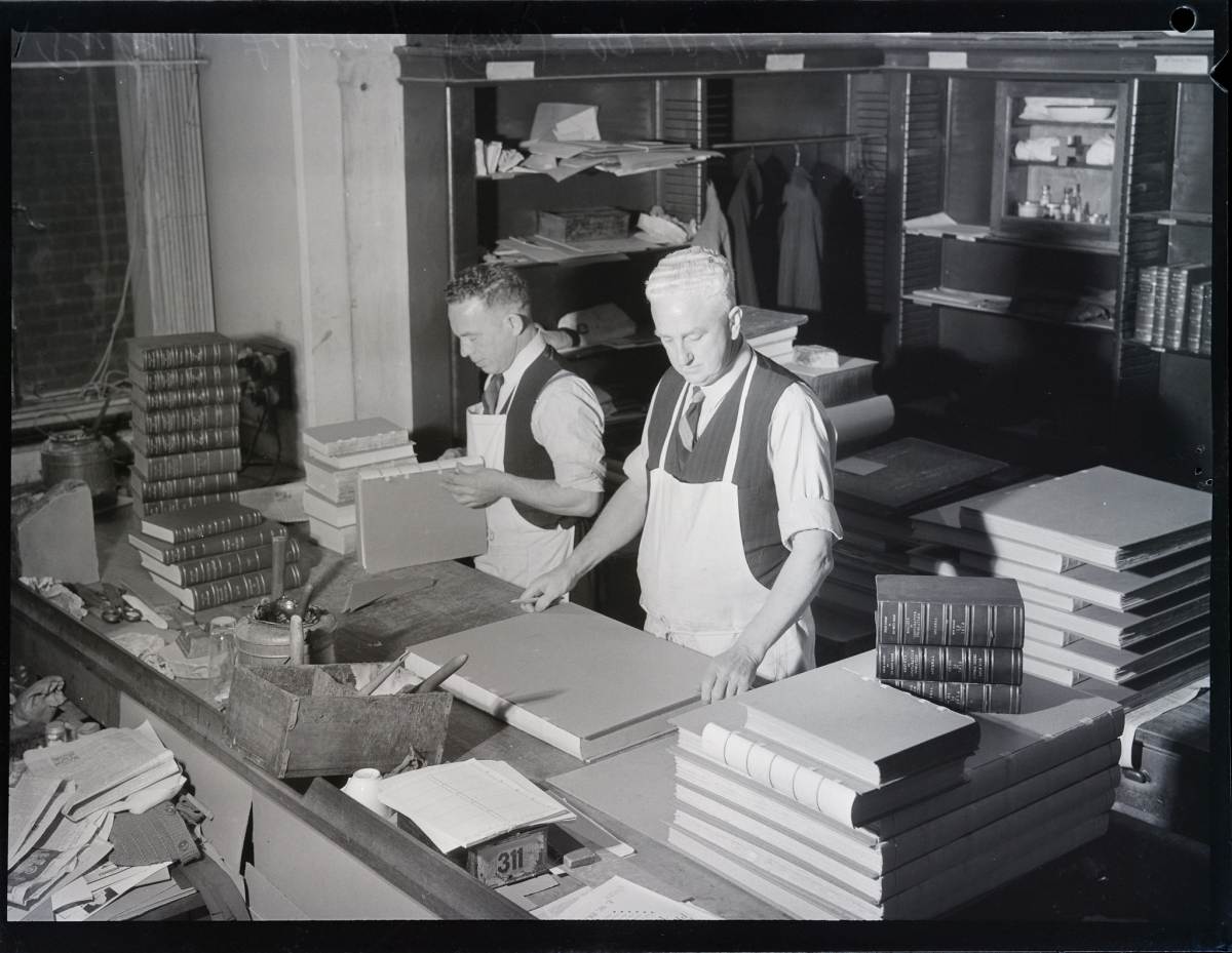 Conservatori de carte la Biblioteca de Stat din New South Wales, 1943