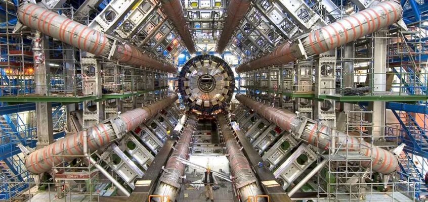 Large Hadron Collider (LHC) - Detectorul ATLAS.
