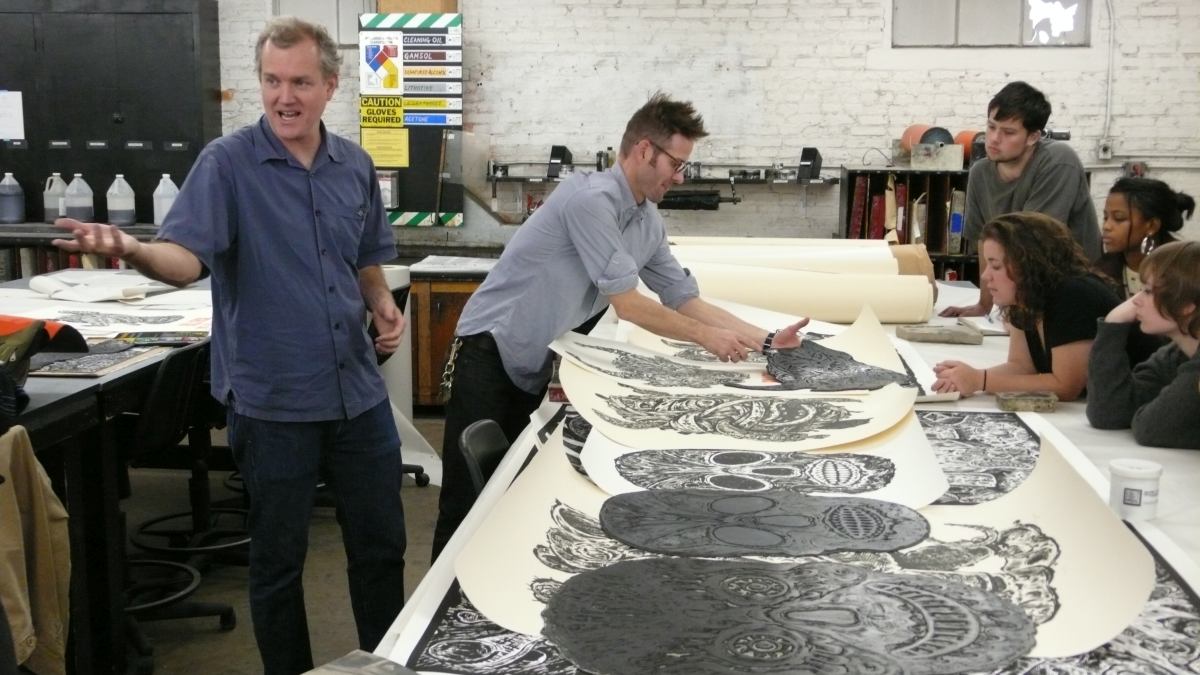 Artist care pregătește imprimeuri pe linoleum