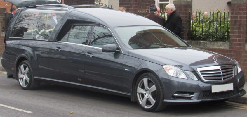 Mașină funerară Mercedes-Benz E-Class.