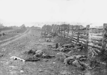 Fotografie cu cadavrele de pe câmpul de luptă de la Antietam în timpul războiului civil american. Fotograf: Alexander Gardner