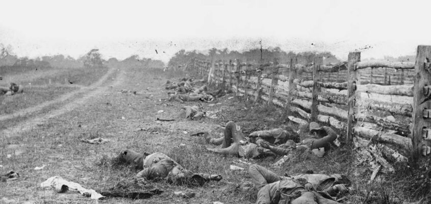 Fotografie cu cadavrele de pe câmpul de luptă de la Antietam în timpul războiului civil american. Fotograf: Alexander Gardner