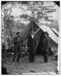 Fotografie a lui Allan Pinkerton, a președintelui Abraham Lincoln și a generalului-maior John A. McClernand. Fotograf: Alexander Gardner