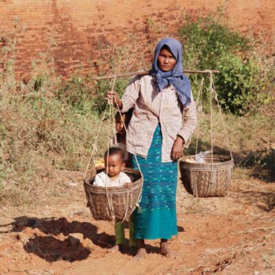 Mamă care lucrează la sfârșitul unei zile, în Myanmar (Burma)