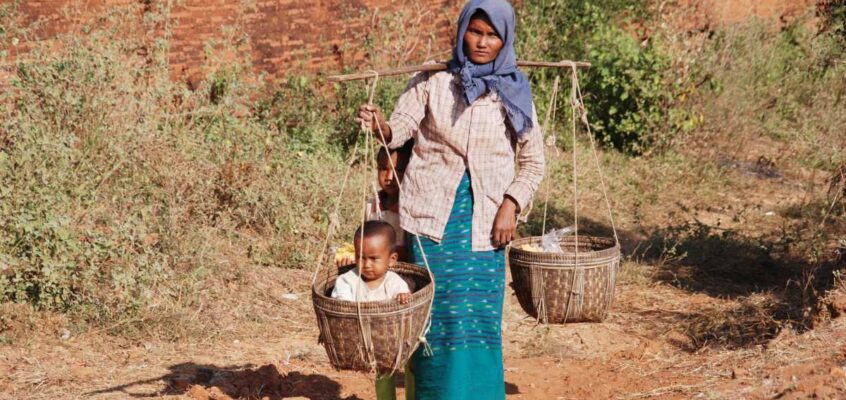 Mamă care lucrează la sfârșitul unei zile, în Myanmar (Burma)