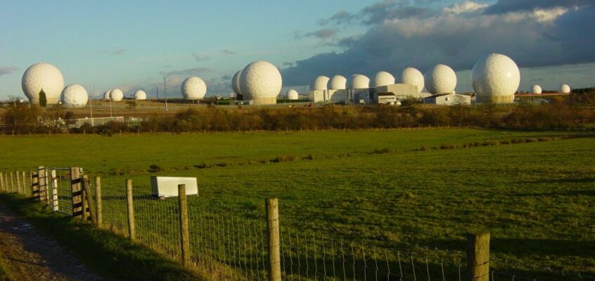 RAF Menwith Hill, un mare site ECHELON din Regatul Unit
