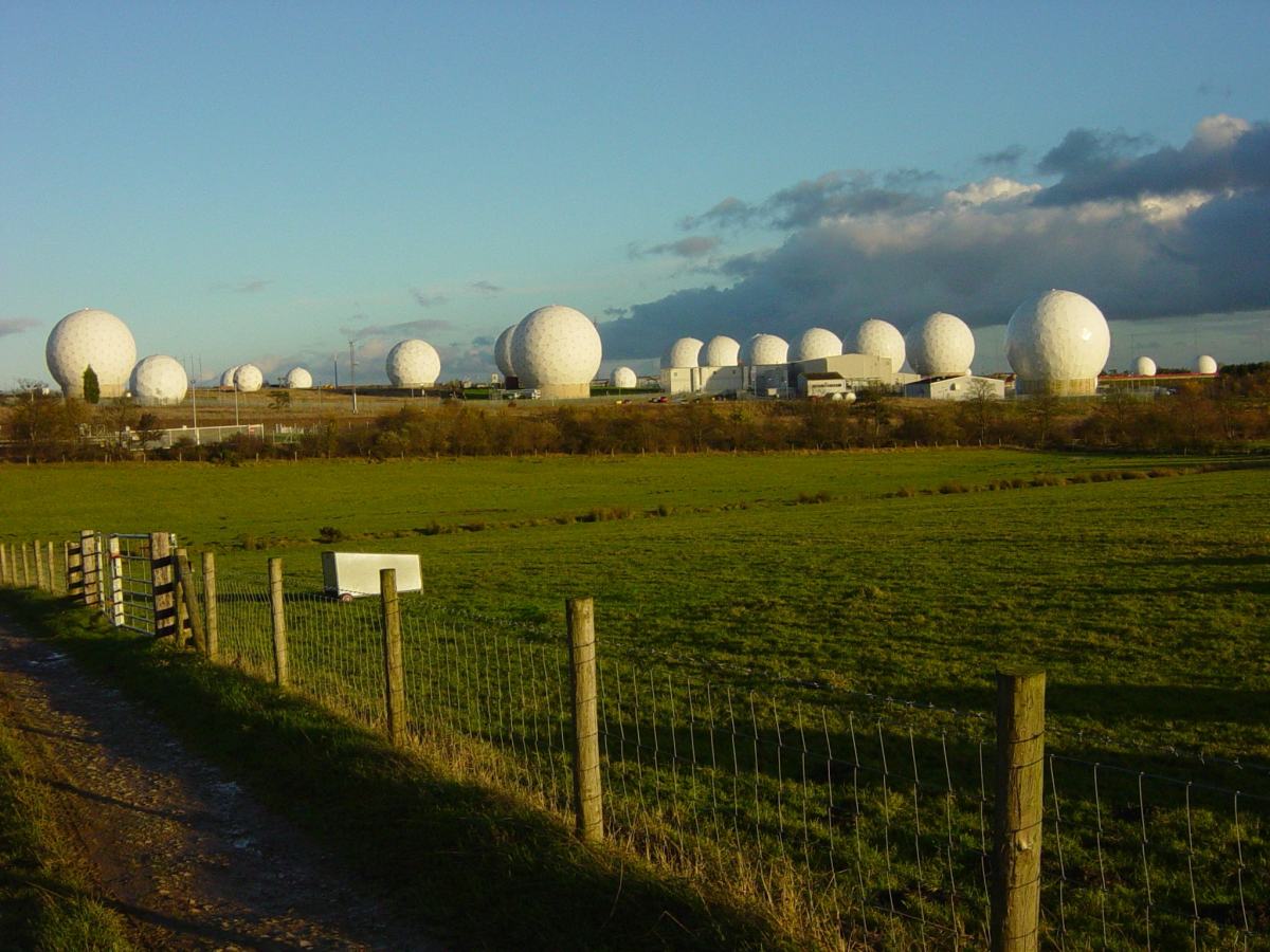 RAF Menwith Hill, un mare site ECHELON din Regatul Unit