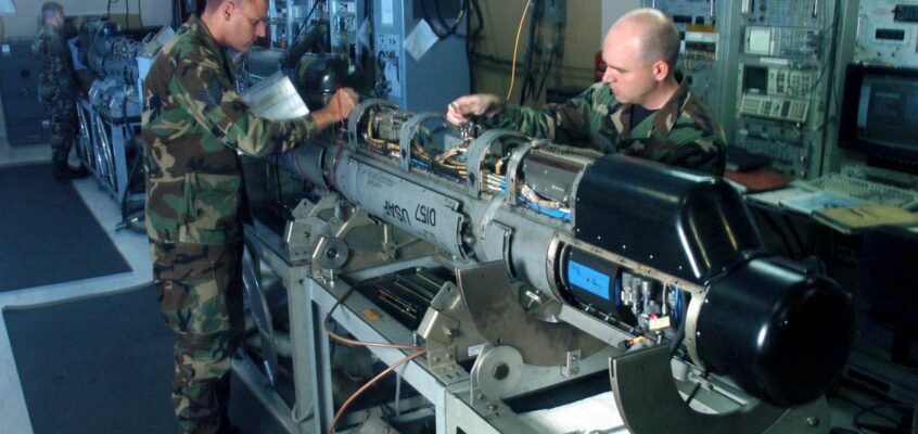 Inspectarea unui POD electronic de atac AN/ALQ-184