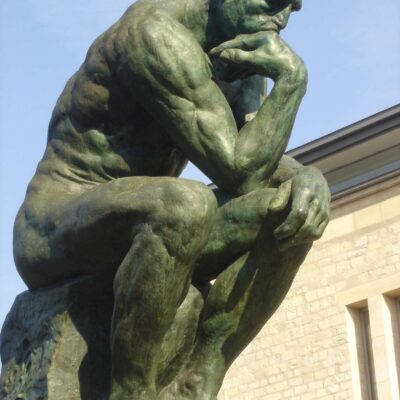 Gânditorul de Rodin (1840–1917), în grădina Muzeului Rodin
