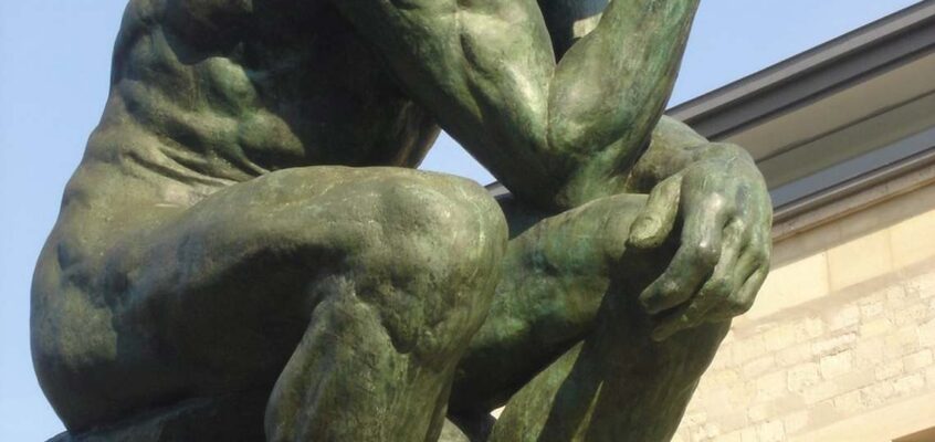 Gânditorul de Rodin (1840–1917), în grădina Muzeului Rodin