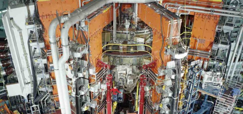 Experimentul de fuziune magnetică Joint European Torus (JET) în 1991.