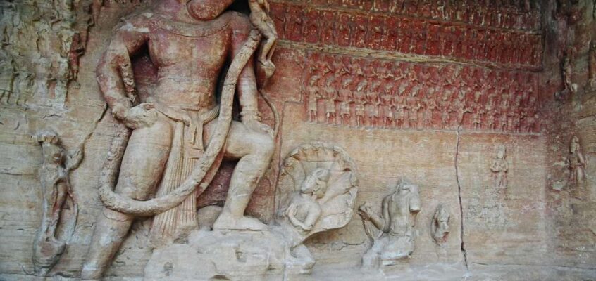 Sculptură în stâncă reprezentând pe Vishnu