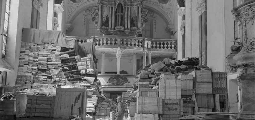 Pradă germană depozitată la Schlosskirche Ellingen