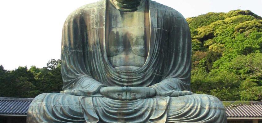Statuia din bronz a lui Buddha