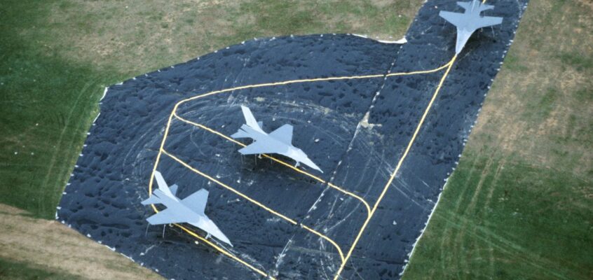 Basă aeriană falsă și aeronave simulate