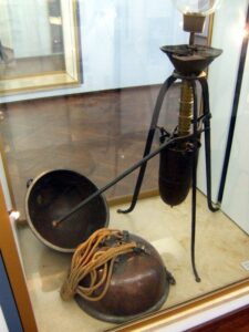 Emisferele din Magdeburg originale și pompa de vid Guericke din Deutsches Museum, München, Germania