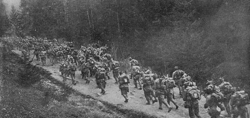 Trupe române trecând Carpaţii - august 1916